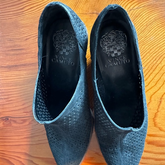 Vince Camuto Perforated Suede Booties Clorieea Black size 7 - Picture 3 of 3